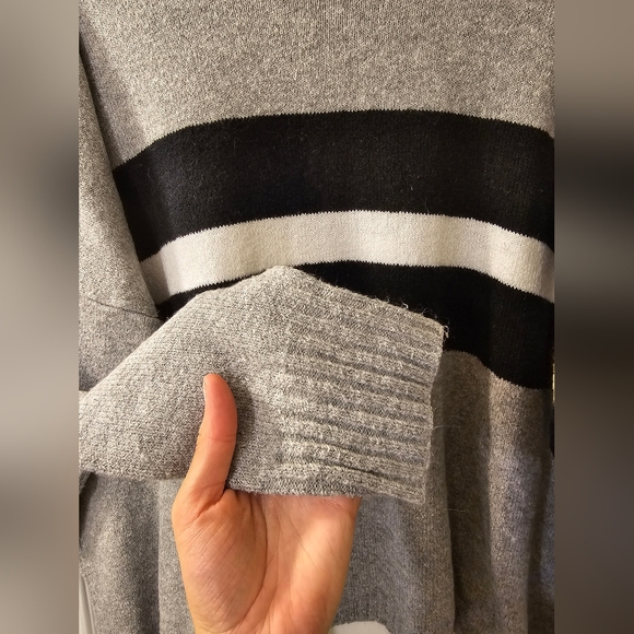 Oversized Hollister Sweater | Size Medium - Picture 4 of 8